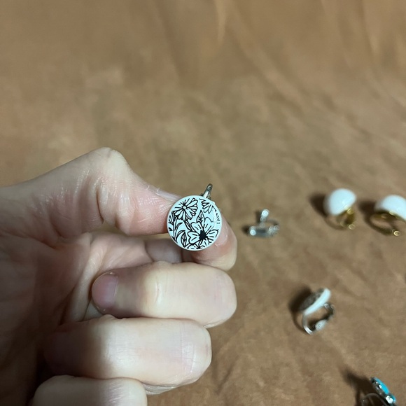 Lot of 14 vintage clip on or screw back earrings. Great condition and designs - Picture 15 of 16